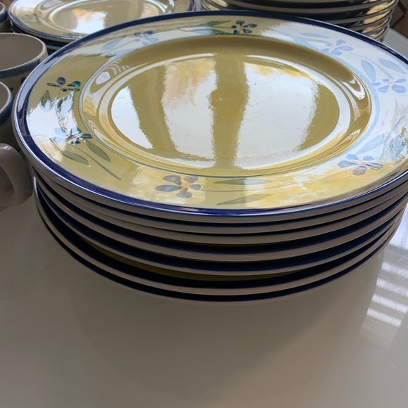 Plates 7 big ones, salade and soupe with 5 coffee-tea cups and a sugar cup - Picture 2 of 8